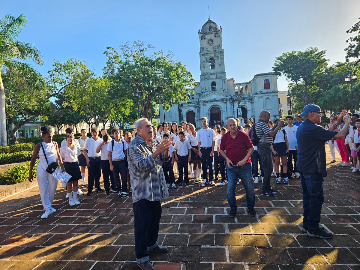 QueipoRuiz's tweet photo. Con #HonorHolguinero conmemoramos el 158 Aniversario del inicio de las guerras por la independencia de #Cuba. Desde el parque Carlos Manuel de Céspedes en #Holguín rendimos homenaje a aquel cubano que comprendió el valor de la Patria y el derecho de todos a la libertad. https://t.co/n3uOnZwVd6