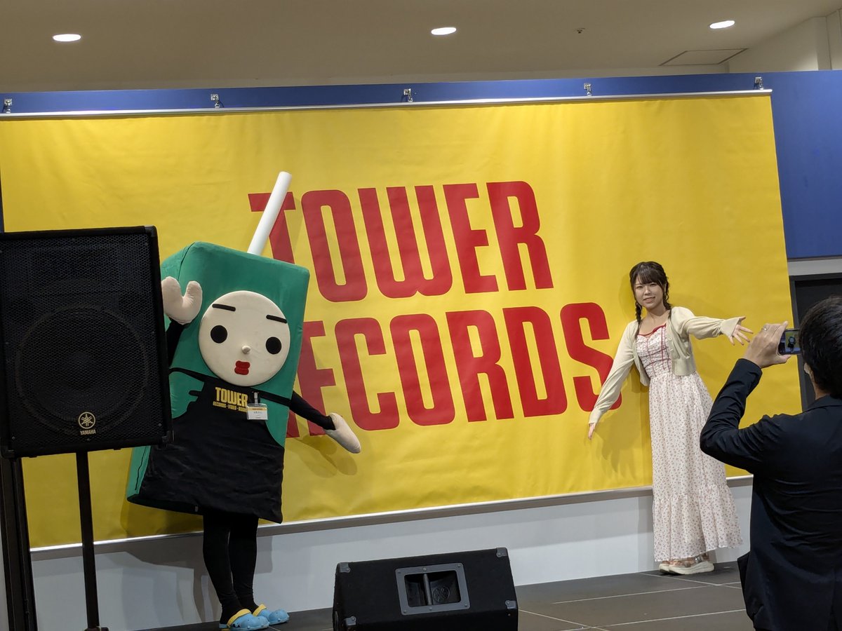 ushigawara2's tweet photo. #Overturn #豆乳さん #タワレコ亀有
タワレコエプロン姿がレアすぎてかわいい★
そして美脚 https://t.co/QcREzWlUfO