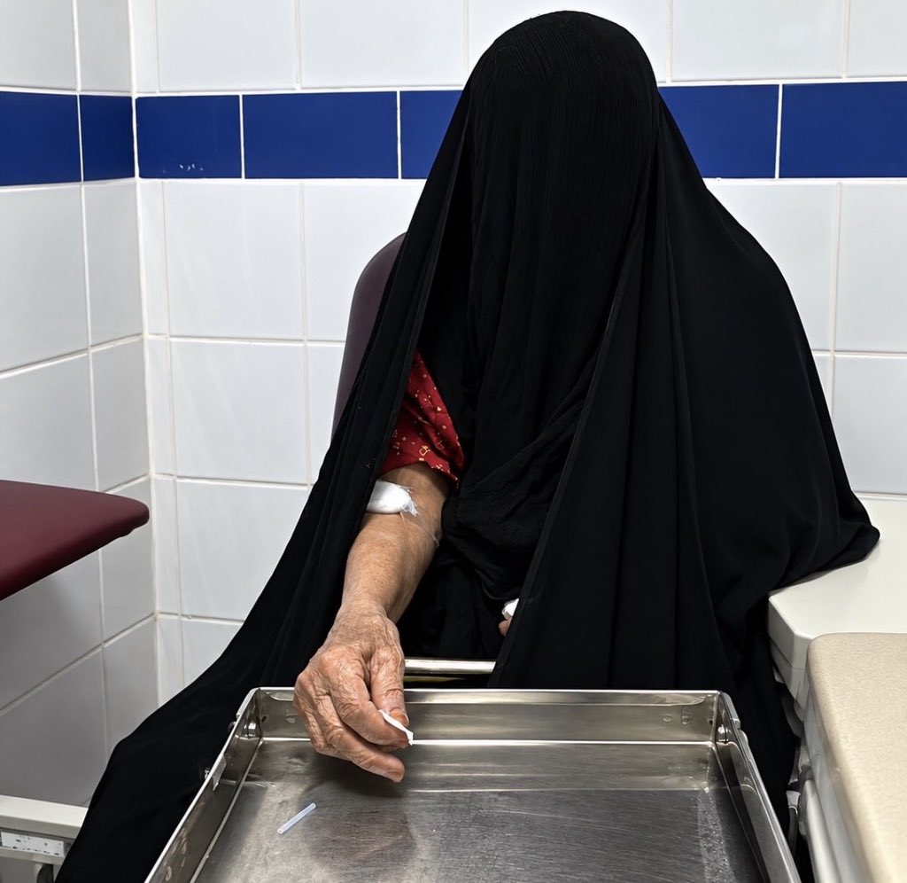 far8th1's tweet photo. اللي تحدر من عروقك ؟ دم ... لا و الله : عمر
عشتيه و انتي فوق الارض و هامتك فوق السما

يا غيمةٍ صبيتي اللي فيك من مـاء .... و انهمر
ما يلحق الدار ان بسطتي  كفك  البيضا  ضما

جيتي يتوّجك العفاف باليل صرتي به .. قمر
و ااااالله يا كم شجرهٍ طالت ، و كم غصنٍ نما 

هزيتي غْصونك …. و طيحتي ولاء صدرك ثمر
كنك تقولين ( اشربي .. و كْلي ) .. عدوّك للعما !