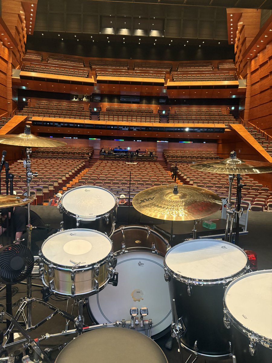 DRUM_SHINGO's tweet photo. 中島卓偉

国際フォーラム ホールC
直前でソールドアウト👍
凄い👏
流石、中島卓偉！

31曲、魂込めてぶっ叩きました🥁

今回の公演のドラムセットはモリダイラ楽器さんに用意して頂いたGretsch Drumsでした🥁
感謝です
m(_ _)m
最高な鳴りでした♪

そして、ドラム台から見える景色が本当に最高だった👀

みなさん、ありがとうございました！

来月から16ヶ所24公演の全国ツアーがスタートします！
地元の長崎公演もあります♪

よろしくお願いします！

#中島卓偉
#you
#NAOKI
#SHINGO
#国際フォーラムホールC
#モリダイラ楽器
#GretschDrums