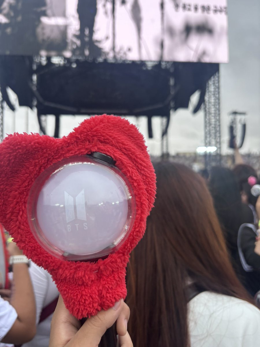 catzuhau's tweet photo. Todavía sigo sin asimilar que los BTS son reales ❤️😭🇵🇪 https://t.co/KVLWEd8mmc