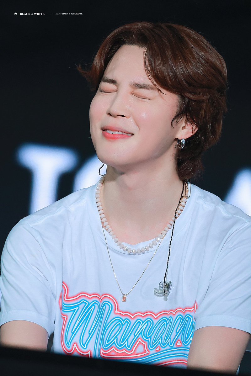 KooMu_twt's tweet photo. 우리 지미니 생일 축하해~~~🎉👏🏻🎉👏🏻🎂

#HAPPYBIRTHDAYJIMIN
#happyjiminday
#OctoberMagicJimin
#1013Muse
#OurLightJimin https://t.co/km7T9MrWM2