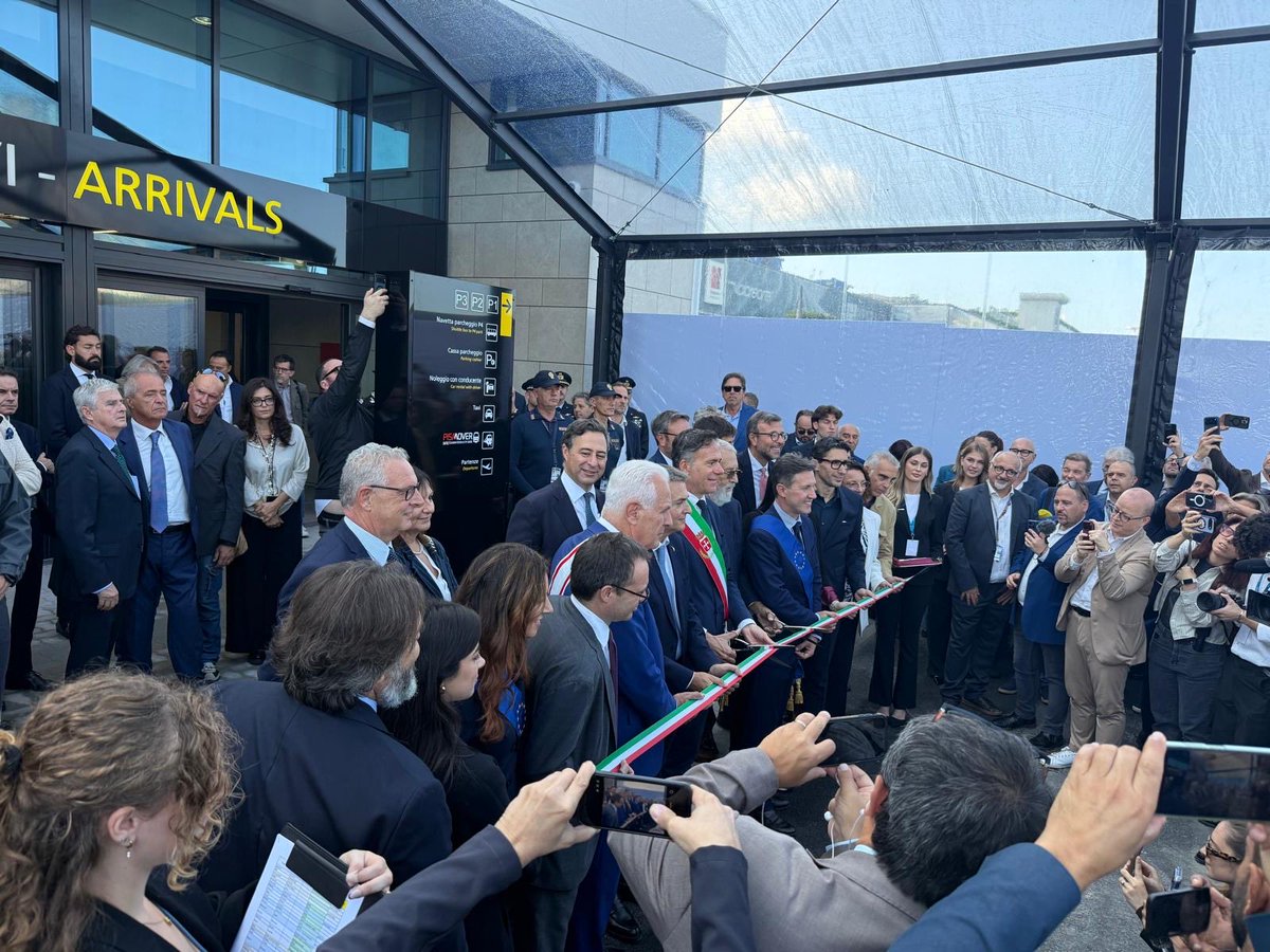 FitCislToscana's tweet photo. 🟢 FIT-CISL TOSCANA | IL GALILEI CRESCE! ✈️

Inaugurato il nuovo terminal dell’Aeroporto di Pisa. Presenti Giovanni Giannini (FIT-CISL Toscana), il Segretario del Presidio FIT-CISL Pisa e Giorgia Bumma (CISL Pisa).

🤝 Sviluppo, occupazione e sicurezza devono crescere insieme! https://t.co/pdD1FG35I0