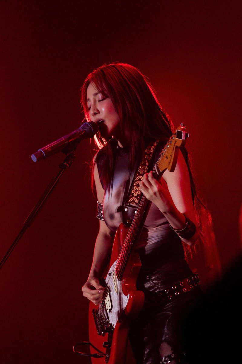 krungy21's tweet photo. Park Music Festival in Kaohsiung 🎸🔥

First time rocking the guitar on stage! What an unforgettable night. Thank you, Kaohsiung! Thank you Daralings! 🐰🌴 Thank you Blackjacks! ♥️♠️ 

第一次在舞台上彈吉他！🎸
對我來說是非常特別的一個夜晚。
謝謝高雄的大家給我滿滿的愛與支持！
期待很快再見到你們！🧡💙