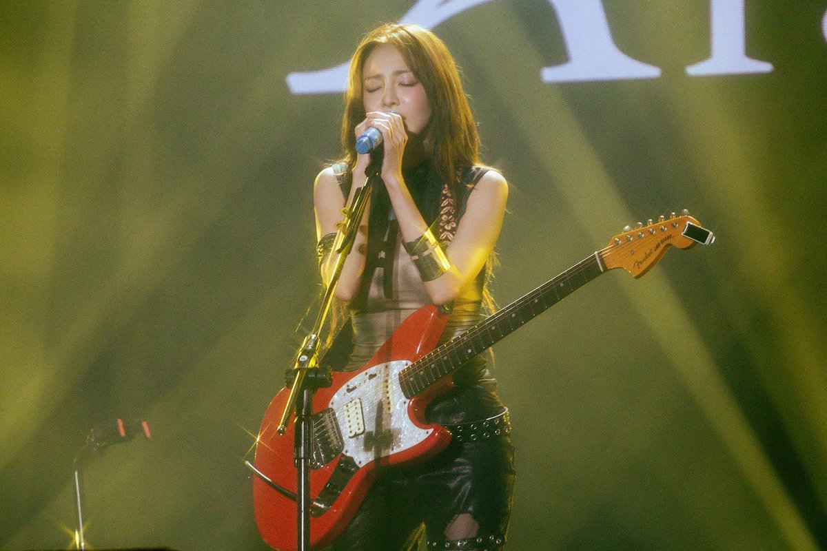 krungy21's tweet photo. Park Music Festival in Kaohsiung 🎸🔥

First time rocking the guitar on stage! What an unforgettable night. Thank you, Kaohsiung! Thank you Daralings! 🐰🌴 Thank you Blackjacks! ♥️♠️ 

第一次在舞台上彈吉他！🎸
對我來說是非常特別的一個夜晚。
謝謝高雄的大家給我滿滿的愛與支持！
期待很快再見到你們！🧡💙