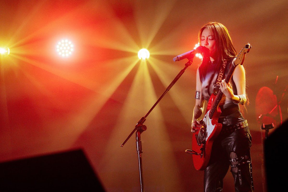 krungy21's tweet photo. Park Music Festival in Kaohsiung 🎸🔥

First time rocking the guitar on stage! What an unforgettable night. Thank you, Kaohsiung! Thank you Daralings! 🐰🌴 Thank you Blackjacks! ♥️♠️ 

第一次在舞台上彈吉他！🎸
對我來說是非常特別的一個夜晚。
謝謝高雄的大家給我滿滿的愛與支持！
期待很快再見到你們！🧡💙