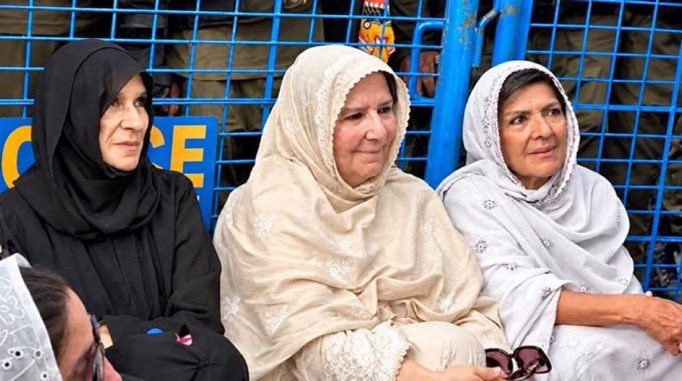 PTIofficial's tweet photo. Imran Khan’s three sisters continue to be held incommunicado, 21 days after being taken from their homes in Lahore. Neither their lawyers nor family members are being allowed to meet them or obtain any information about their condition. The jail administration has also refused to provide them with their medicines and clothing. 

#AsimLaw #PakistanUnderFascism