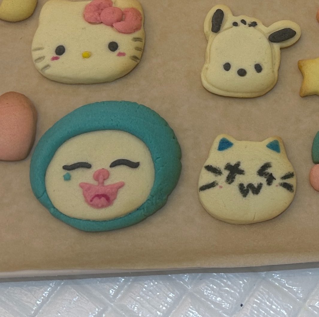 y_tws42's tweet photo. 現実世界がちぃと忙しかったんですけど、見てほしい。クッキー体験で作ったへッピ🪼2枚目のへッピ横は食用ペンで書いたﾄｩﾆｬﾝｲ🐱（求心顔顎長め）目の下のほくろの星マジで頑張った https://t.co/C35VXutfBz