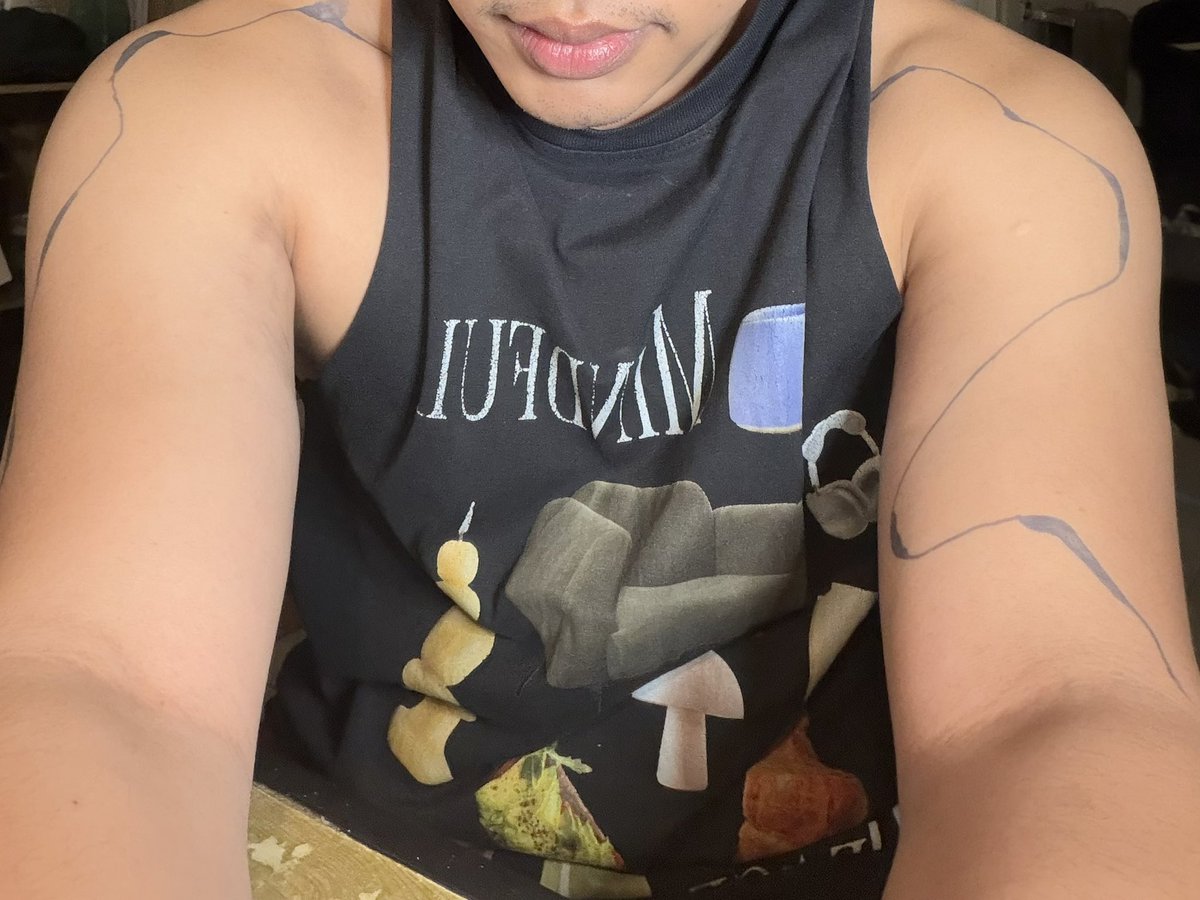 kaelaparan's tweet photo. i temporary painted myself https://t.co/7sYS28435K