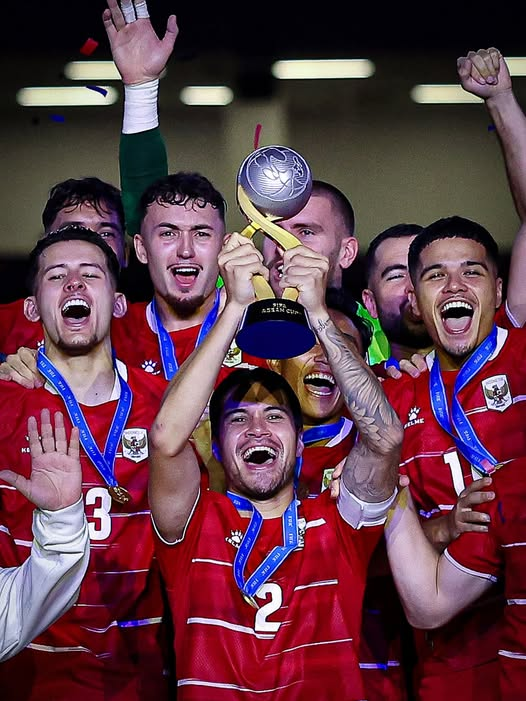 CFCLeiden's tweet photo. Tepat satu minggu yang lalu,
Indonesia mengangkat trofi #FIFAASEANCup. ๐ฎ๐ฉ๐ https://t.co/k4Dp6NnK7c