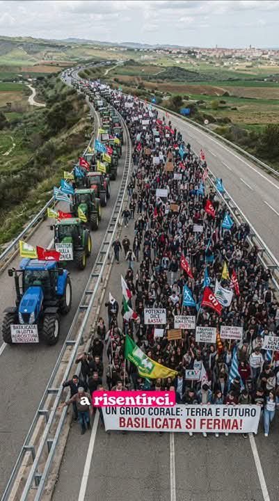 chittarid's tweet photo. Questo è lo sciopero in Basilicata degli agricoltori e persone della società sui rincari...SS 106 Jonica nessuna TV ne parla ( siamo in dittatura oppure il governo Meloni a dato mandato di oscurare la notizia ) https://t.co/tzfoyhH7tS