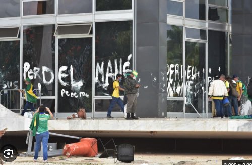 hellorenault's tweet photo. @DudaCampopiano esse quem limpou foi o bolsonaro? https://t.co/Lzgjsm6d6u