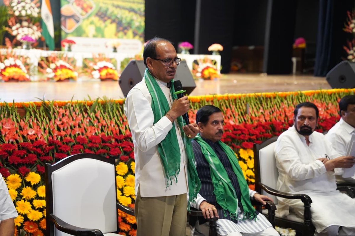 ChouhanShivraj's tweet photo. कर्नाटक और महाराष्ट्र से आए गन्ना किसानों के प्रतिनिधिमंडलों के साथ आज नई दिल्ली में बैठक कर उनकी समस्याएँ सुनीं और सुझावों पर विस्तार से चर्चा की। इस दौरान माननीय केंद्रीय मंत्री श्री @JoshiPralhad जी भी उपस्थित रहे।

किसान कल्याण हमारी सर्वोच्च प्राथमिकता है। गन्ने की रिकवरी, नाप-तौल में पारदर्शिता और भुगतान से जुड़े मुद्दों के समाधान के लिए एक सप्ताह के भीतर केंद्र एवं राज्य सरकारों, किसान प्रतिनिधियों, शुगर मिलों और वैज्ञानिकों की संयुक्त कमेटी गठित की जाएगी।

हमारा प्रयास है कि किसानों को उनकी उपज का सही मूल्य मिले और उनके साथ किसी तरह का अन्याय न हो। किसानों की सेवा ही हमारे लिए भगवान की पूजा है।
