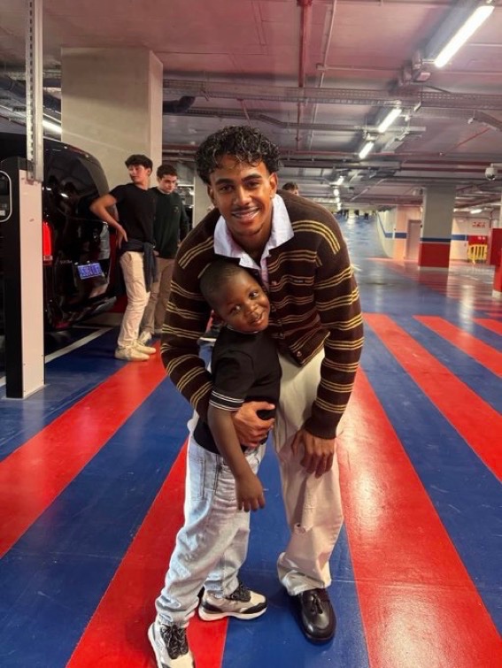 LamineYamalFC__'s tweet photo. Family ❤️ https://t.co/xKIf3MGeBX