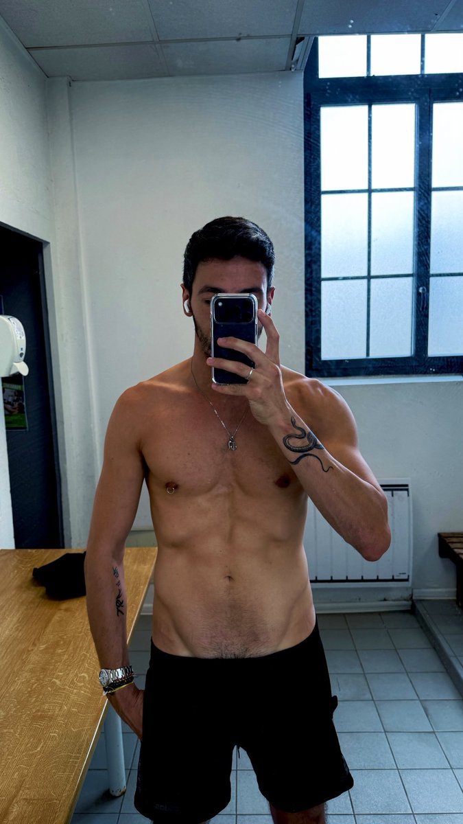 Seb_sam_b's tweet photo. Dans les vestiaires https://t.co/fxAfAT3rwX