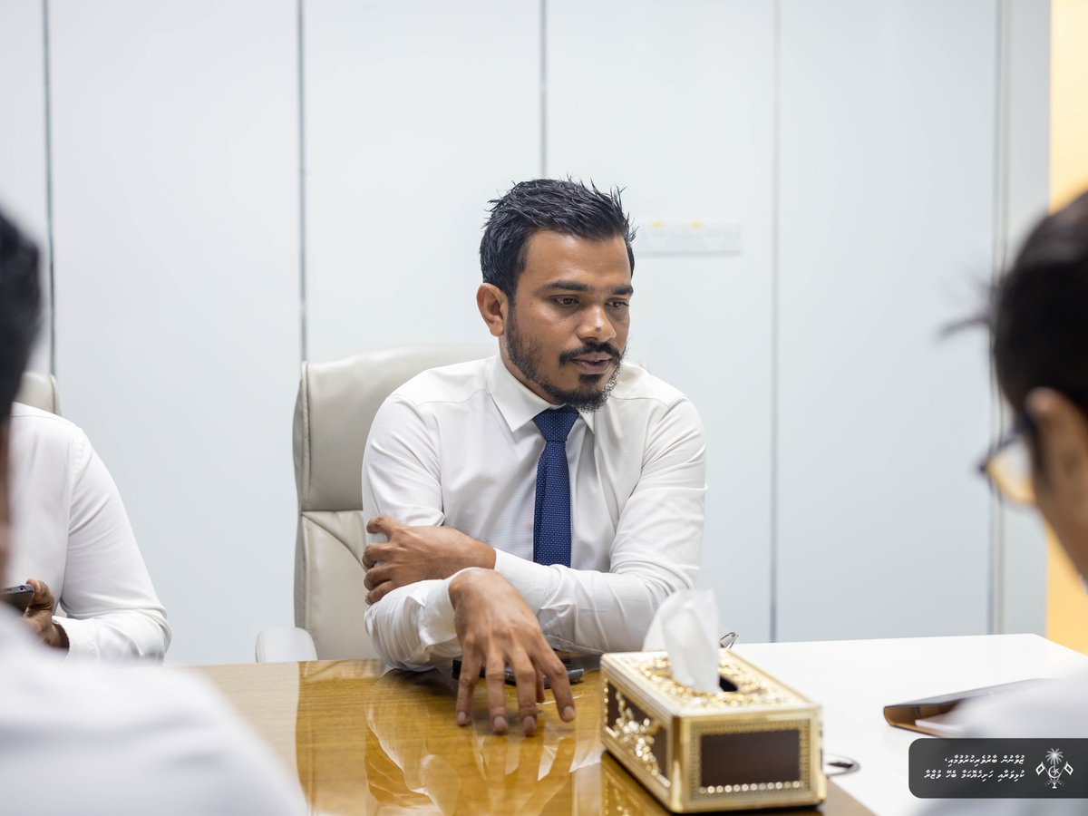 MoYSF_mv's tweet photo. ޒުވާނުން ބާރުވެރިކުރުމާއި، ކުޅިވަރާއި ހަށިހެޔޮކަމާ ބެހޭ ވަޒީރު ޢަބްދުﷲ ރާފިޢު ވަނީ ގެމަނަފުށީ ދާއިރާގެ މަޖިލިސް މެމްބަރު އަސަދުﷲ ޝިހާބު އަދި ގއ. ގެމަނަދުށީ ކައުންސިލާ ބައްދަލުކުރައްވާފައި.
މި ބައްދަލުކުރެއްވުމުގައި އެރަށަށް ބޭނުންވާ ކުޅިވަރު ވަސީލަތްތަކާއި ގުޅޭ ގޮތުން ކައުންސިލުން ވަނީ މައުލޫމާތު ހިއްސާކުރައްވާފައި. އަދި ގެމަނަފުށީގައި ކުރިއަށްދާ ކުޅިވަރު މަޝްރޫޢުތަކާ ގުޅޭގޮތުންވެސް ވަނީ މަޝްވަރާކުރައްވާފައި.