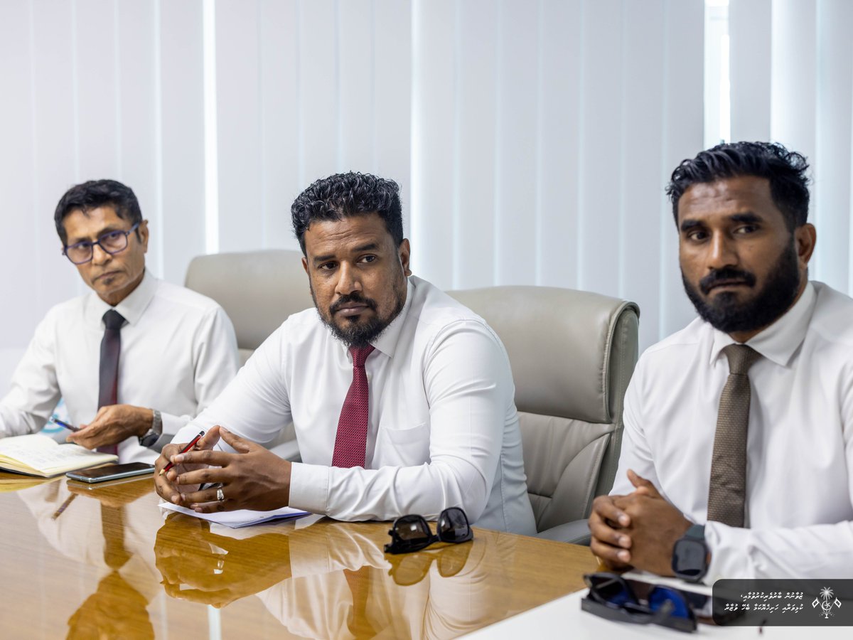 MoYSF_mv's tweet photo. ޒުވާނުން ބާރުވެރިކުރުމާއި، ކުޅިވަރާއި ހަށިހެޔޮކަމާ ބެހޭ ވަޒީރު ޢަބްދުﷲ ރާފިޢު ވަނީ ގެމަނަފުށީ ދާއިރާގެ މަޖިލިސް މެމްބަރު އަސަދުﷲ ޝިހާބު އަދި ގއ. ގެމަނަދުށީ ކައުންސިލާ ބައްދަލުކުރައްވާފައި.
މި ބައްދަލުކުރެއްވުމުގައި އެރަށަށް ބޭނުންވާ ކުޅިވަރު ވަސީލަތްތަކާއި ގުޅޭ ގޮތުން ކައުންސިލުން ވަނީ މައުލޫމާތު ހިއްސާކުރައްވާފައި. އަދި ގެމަނަފުށީގައި ކުރިއަށްދާ ކުޅިވަރު މަޝްރޫޢުތަކާ ގުޅޭގޮތުންވެސް ވަނީ މަޝްވަރާކުރައްވާފައި.