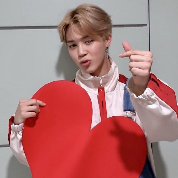 PJiminSupportBR's tweet photo. E hoje é o dia dele! 
Aquele que irradia amor, bondade e felicidade! 
Jimin torna meus dias mais felizes e completos, ele trás luz e beleza pra minha vida. 
Eu nunca pensei que podia amar tanto alguém como eu amo ele. 
Nesse dia especialmente ele está na América Latina e logo estará aqui no Brasil e isso torna tudo mais incrível! 
Meu artista, meu amor, minha alegria, que sua vida seja sempre brilhante Jimin! 
Estarei sempre aqui por você, pra te apoiar e te amar incondicionalmente. 
Espero que seu dia seja maravilhoso como você é. 
Feliz aniversário!!!🥳

#HappyJiminDay 
#해피지민데이
#디스이즈_지민데이 
#오늘의_할일_박지민_생일축하
#지민날_1013_못참지