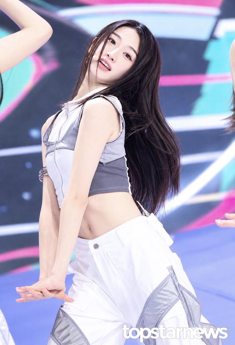 A2Olite_News's tweet photo. #AYUNE  at A2O LITE’s debut showcase for ‘NEON’! ✨

#A2OLITE  #아윤 @A2O_LITE https://t.co/Hr3LY2t31b