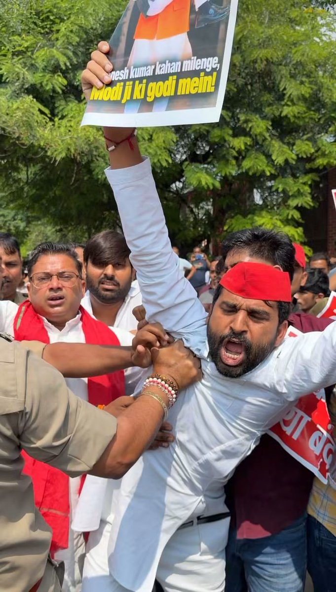 RaghvendrA2Y's tweet photo. सरफ़रोशी की तमन्ना अब हमारे दिल में है 
देखना है जोर कितना बाजू ए कातिल में है 

ज्ञानेश तुमको जाना होगा..
नहीं तो रोज धरना होगा। ✊ https://t.co/8mubCnPueb