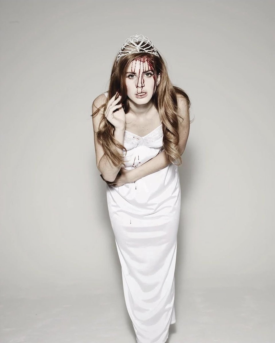 enjoyjessica's tweet photo. En el 2012, Lana del Rey posó como Carrie para Q Magazine. https://t.co/GivjRxBdHb