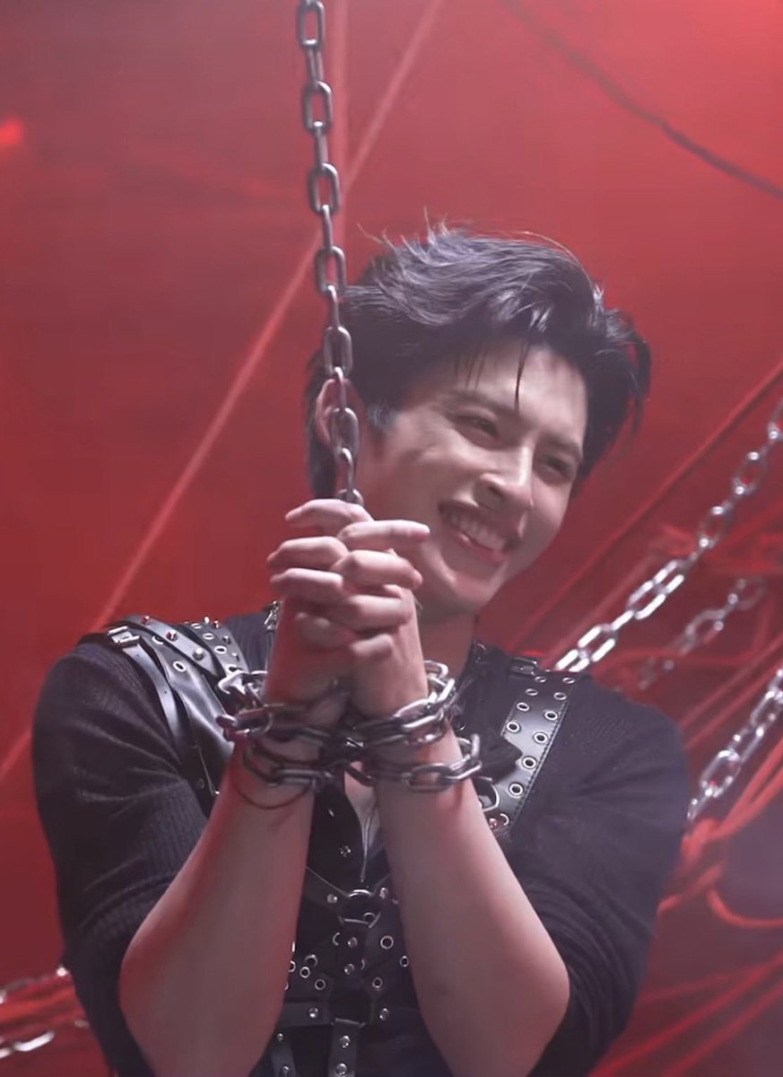 ozeewithze's tweet photo. HE ALWAYS SMILES EVEN WHEN HIS HANDS ARE CHAINED 🤡 HE LIKES KIND OF THINGS 🤡 https://t.co/acUQypUFwn