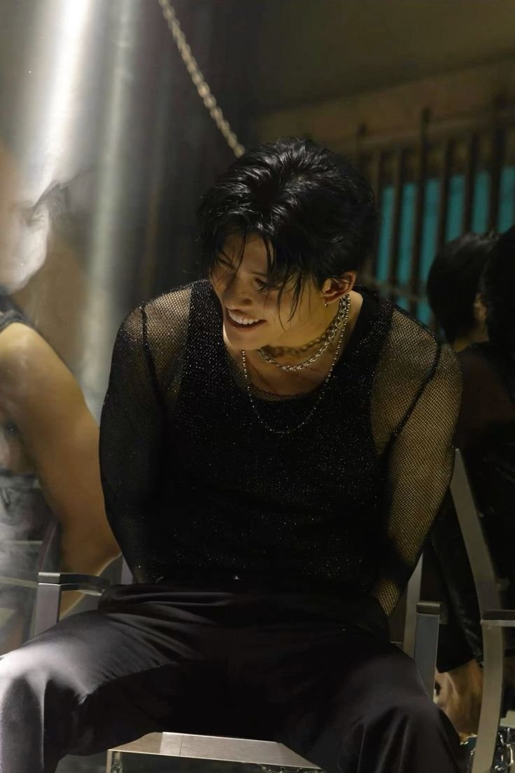 ozeewithze's tweet photo. HE ALWAYS SMILES EVEN WHEN HIS HANDS ARE CHAINED 🤡 HE LIKES KIND OF THINGS 🤡 https://t.co/acUQypUFwn