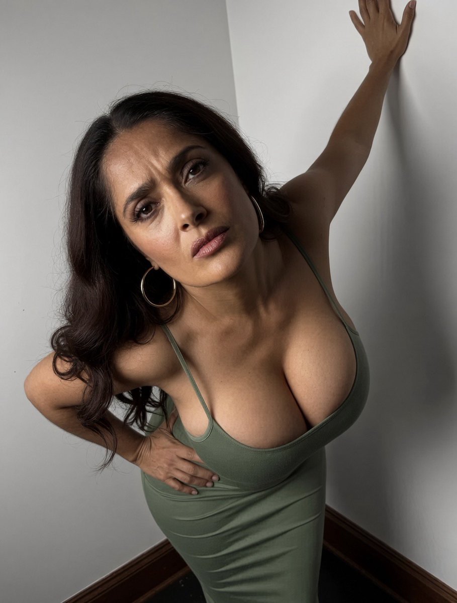 nobodyask911's tweet photo. Salma Hayek aging backwards, it's actually insane https://t.co/cXTU7GglnM