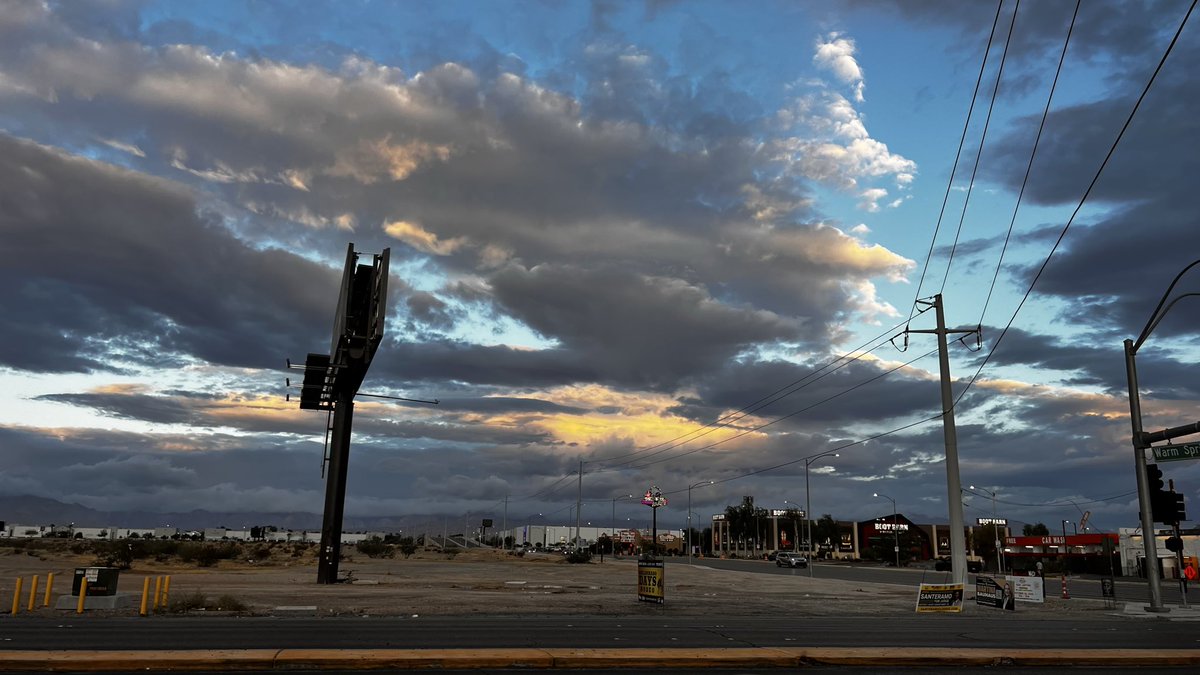 elguerolanchero's tweet photo. #lookup #vegas #sunrise #colors #wx #lvwx  have a great week https://t.co/qY448xSiRC
