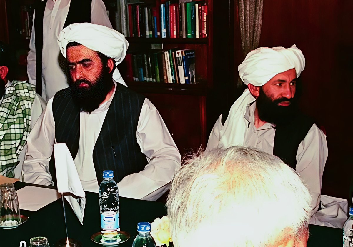 RafiullahAsim's tweet photo. درائس الوزراه ملا محمد حسن اخوند،اودبهرنېو چارو وزیر امیرخان متقی، 
ده دی عکس تقربن 25کاله کېږی 
حفظهم الله 💝 https://t.co/PKyionv2Oy