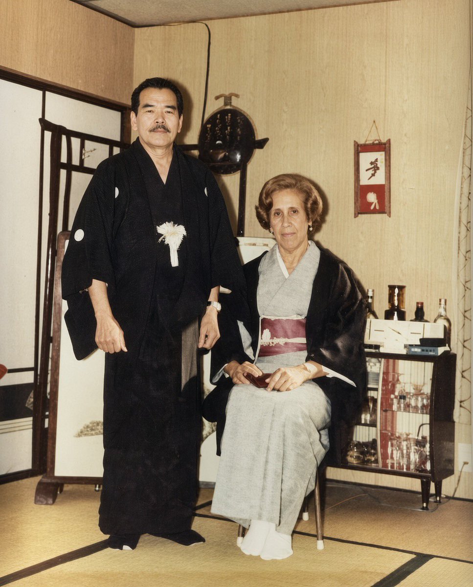 Cuauhtemoc_1521's tweet photo. 🥜🥜¿Sabías que los famosos cacahuates japoneses nacieron en el barrio de La Merced, en la Ciudad de México, y no en Japón? 🇯🇵🇯🇵🇲🇽🇲🇽

♦️Su creador fue Yoshigei Nakatani,
un inmigrante japonés que, tras quedarse sin empleo durante la Segunda Guerra Mundial, comenzó a preparar frituras para mantener a su familia. Lo que empezó como una necesidad terminó convirtiéndose en una de las botanas más populares de
México.

♦️Pero detrás de este invento hay una historia de esfuerzo, una receta inspirada en la gastronomía japonesa, una marca llamada Cacahuate Nipón y un detalle que pocos conocen: uno de los hijos de Yoshigei fue un famoso cantante mexicano de las décadas de 1970 y 1980. ¿Sabes quién era? Descubre esta sorprendente historia