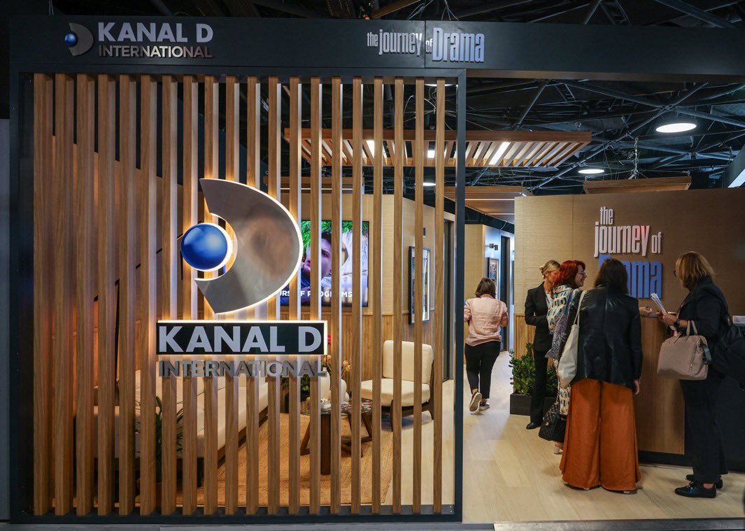 EkranGuncesi's tweet photo. Türk dizileri Cannes’da dünya sahnesinde! 🌍

#KanalD, #MIPCOM2026’dan yeni kareler paylaştı. #Daha17, #Haysiyet ve #GüllerVeGünahlar gibi yapımların uluslararası yolculuğunu görmek gurur verici! 💙 https://t.co/UBzP9iku5B