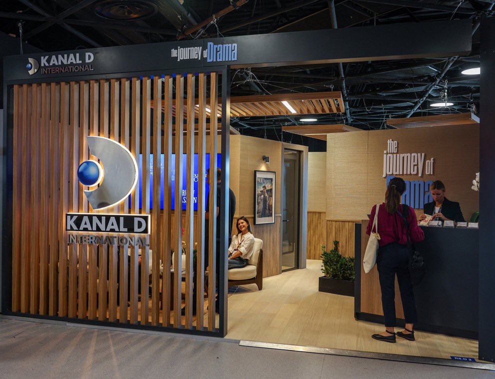 EkranGuncesi's tweet photo. Türk dizileri Cannes’da dünya sahnesinde! 🌍

#KanalD, #MIPCOM2026’dan yeni kareler paylaştı. #Daha17, #Haysiyet ve #GüllerVeGünahlar gibi yapımların uluslararası yolculuğunu görmek gurur verici! 💙 https://t.co/UBzP9iku5B
