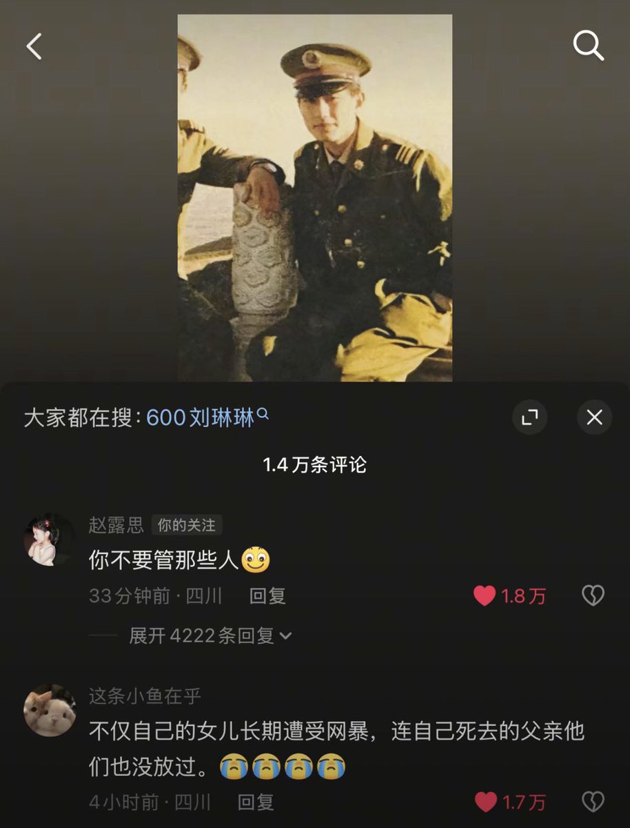 youniebear's tweet photo. my heart hurts so bad 😞😞 #zhaolusi commented “you don’t need to pay any attention to those ppl” on her dad’s post 

context: a few days ago an influencer liu linlin (also known as 600) mocked lusi’s late grandpa on livestream

her grandpa was a veteran soldier of the sichuan army and military service in china is deeply associated with honour and sacrifice

it is against the law in china to mock and disparage the honour of a military personnel especially one who has passed away, this issue is serious and was covered by multiple media outlets and trended hours on the hs

anyways all 4 of 600’s douyin accounts got banned in the same night honestly DESERVED it’s just disgusting losing morals over a petty fanwar