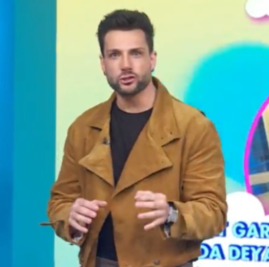 W0nk4_123's tweet photo. Guapo y poderoso mi Nicola, se ve precioso está mañana mi conductor favorito 😍💚 
#NicolaPorcella https://t.co/9n4yawKhH9