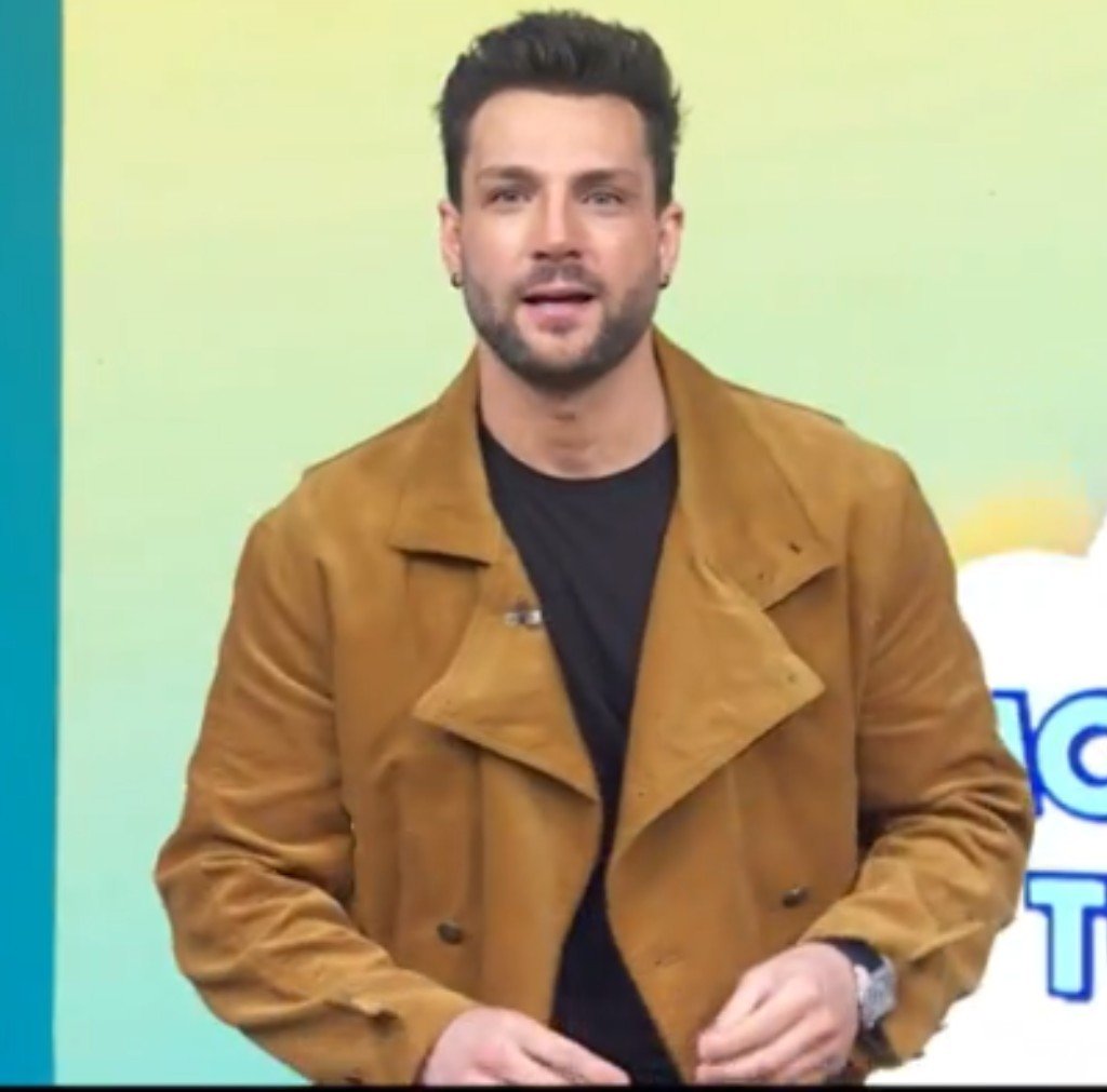 W0nk4_123's tweet photo. Guapo y poderoso mi Nicola, se ve precioso está mañana mi conductor favorito 😍💚 
#NicolaPorcella https://t.co/9n4yawKhH9