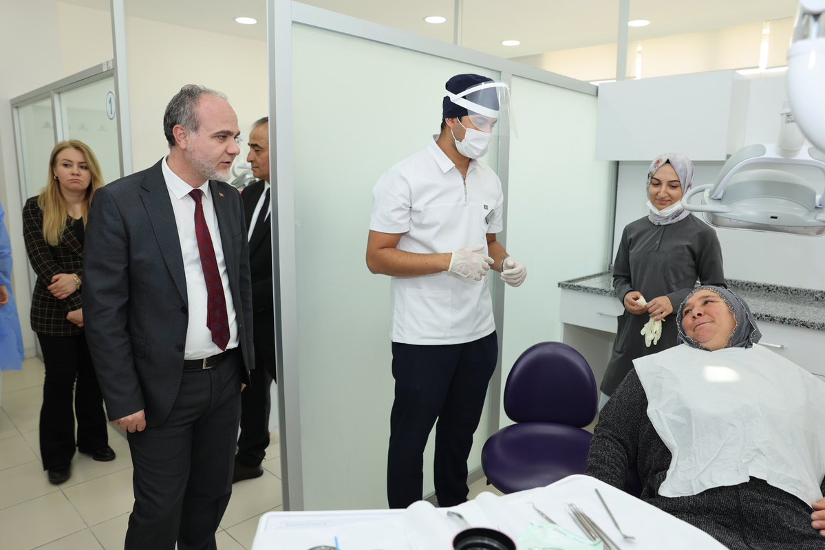 DrHasanUslu's tweet photo. Üniversitemiz Diş Hekimliği Fakültesi öğrencilerimizle birlikte, tedavi gören hastalarımızı ziyaret ederek görüş ve taleplerini dinledik.

Öğrencilerimize başarı, hastalarımıza sağlıklı günler diliyorum.🦷

#NÖHÜ 
#Niğde https://t.co/Gs6KpiIE47