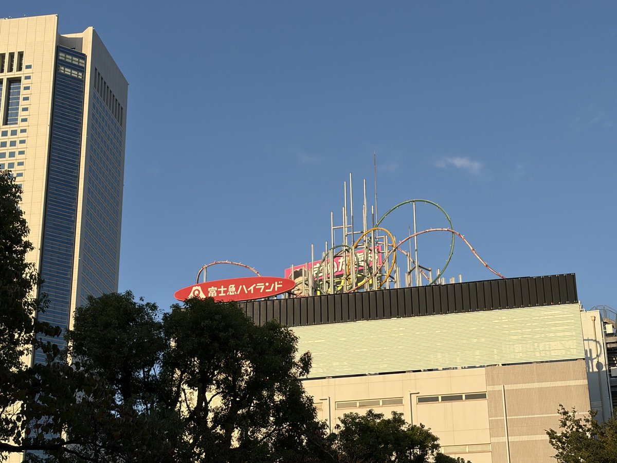 k_sakura39's tweet photo. そして、こんなの発見！
こんな所に、デパ屋の遊園地？
て思って近くまで来たら、ただのイルミネーションだったみたい🤣
去年来た時は気が付かなかったな、、、
だいぶ寂れている感じ。
夜になったら光るのかな？🌃 https://t.co/cJEaqE5DXO
