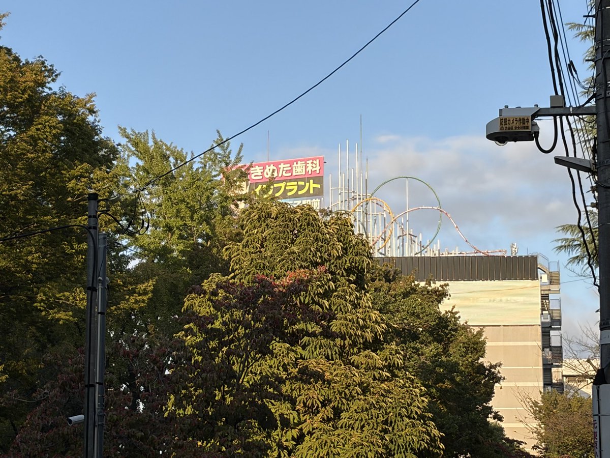 k_sakura39's tweet photo. そして、こんなの発見！
こんな所に、デパ屋の遊園地？
て思って近くまで来たら、ただのイルミネーションだったみたい🤣
去年来た時は気が付かなかったな、、、
だいぶ寂れている感じ。
夜になったら光るのかな？🌃 https://t.co/cJEaqE5DXO