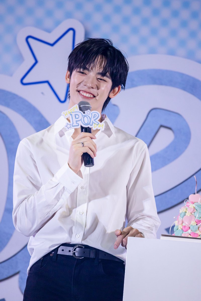 around_ent's tweet photo. แฟนคลับเปย์หนัก! “ป๋อ ศุภการ” ฉลองวันเกิดครบ 24 ปี “วาวา” เซอร์ไพรส์ช่อเงินอลังการ มูลค่ารวมกว่า 5 ล้านบาท!

CHAPTER 24 BEGINS POR
#24thHBDPOR
#HappyPorDay
#Porsuppakarn

อ่านข่าวเพิ่มเติม
📍https://t.co/Uj2CFFaen9

ด้าน “ป๋อ” เผยความรู้สึกที่มีต่อแฟนคลับทุกคนว่า “ขอบคุณทุกคนมาก ๆ สำหรับงาน Pre birthday  เป็นการเป่าเค้กวันเกิดที่มีคนรักป๋อมากมายที่สุดครั้งหนึ่งในชีวิตเลยครับ ขอบคุณทุกแฟนโปรเจกต์ ทุกของขวัญ และทุกความตั้งใจที่มอบให้ผม ผมรับรู้ได้ถึงความรักของทุกคนที่คอยส่งมาให้ตลอดเลย มีความสุขมากเลยครับ ขอบคุณทุกสิ่งที่ทำให้เราได้มาเจอกัน ขอบคุณที่ทำให้ผมมั่นใจในตัวเองมากขึ้น กล้าที่จะเชื่อในความฝัน และอยากเติบโตเพื่อมอบความสุขให้ทุกคนต่อไปครับ รักครอบครัว “วาวา” มาก ๆ อยู่ฉลองวันเกิดด้วยกันไปอีกหลาย ๆ ปีเลยนะครับ”