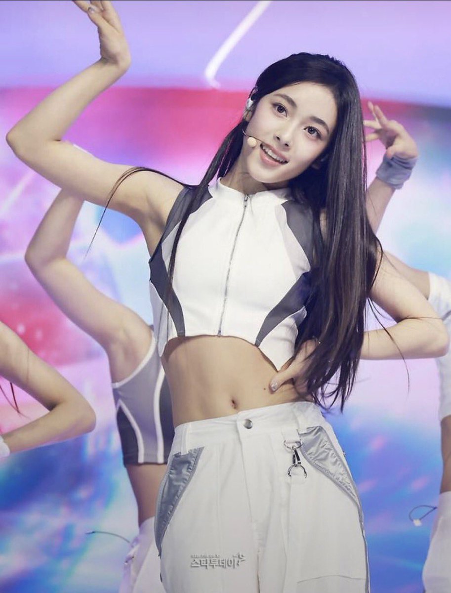 A2Olite_News's tweet photo. #OA at A2O LITE’s debut showcase for ‘NEON’! ✨

#A2O #A2OLITE #OA @A2O_LITE https://t.co/zlu7ShWBVY