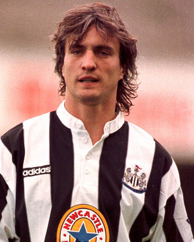 anecdotes_foot's tweet photo. David Ginola fait un arrêt cardiaque… puis revient à la vie, un peu grâce à Matt Pokora.

En mai 2016, lors d'un match caritatif dans le sud de la France, Ginola s'effondre. Son cœur s'arrête. 
Des joueurs présents et le chanteur Matt Pokora lui prodiguent immédiatement un massage cardiaque pendant l'attente des secours. Le défibrillateur sera utilisé à plusieurs reprises avant que son cœur reparte. 
Ginola dira ensuite: « J'étais réellement mort ».