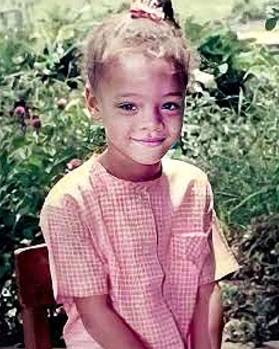 dailycultures's tweet photo. quando Rihanna era criança, sua professora comprou sapatos para ela poder ir à escola. anos depois, Rihanna ficou milionária e deu uma casa para ela. aquele pequeno gesto mudou duas vidas. https://t.co/9NDP4U09Rd