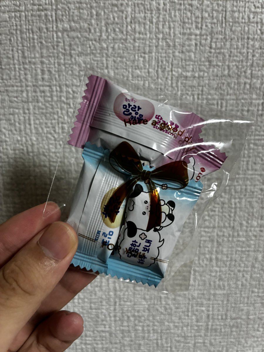 chanyamaro02's tweet photo. (左)顔ーぷんりーる写真の時に低血ボルトコスの韓国まろから頂いたお菓子。
(右)2日目の入場直前に近くにいた中国？韓国？まろから頂いたミラチュニラシール

海外まろ、プレゼントを用意している方が多くて感激してしまう！！
写真撮影とかで周りの人に助けてもらうこと多いから見習っていきたい！ https://t.co/LetgFq9DuL