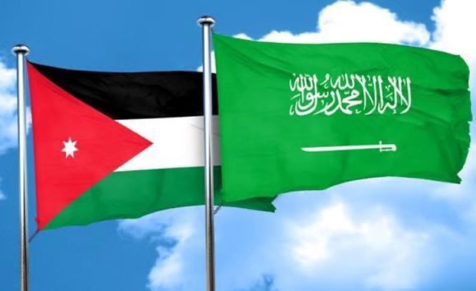 SaudiNews50's tweet photo. ملك الأردن لولي العهد هاتفيًا:

نؤكد وقوف الأردن التام مع السعودية في مواجهة كل ما يهدد أمنها وسلامة مواطنيها والمقيمين على أراضيها، ودعمها الكامل للإجراءات التي تتخذها لحماية مقدراتها.

- https://t.co/N7gK2OuBCw