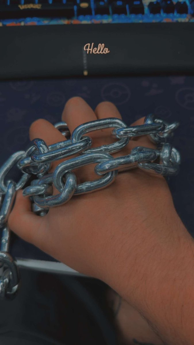 Lynxzow's tweet photo. I give hands and chains 
#nsfwtwt #nsfw #hands https://t.co/99XBEeOE1c