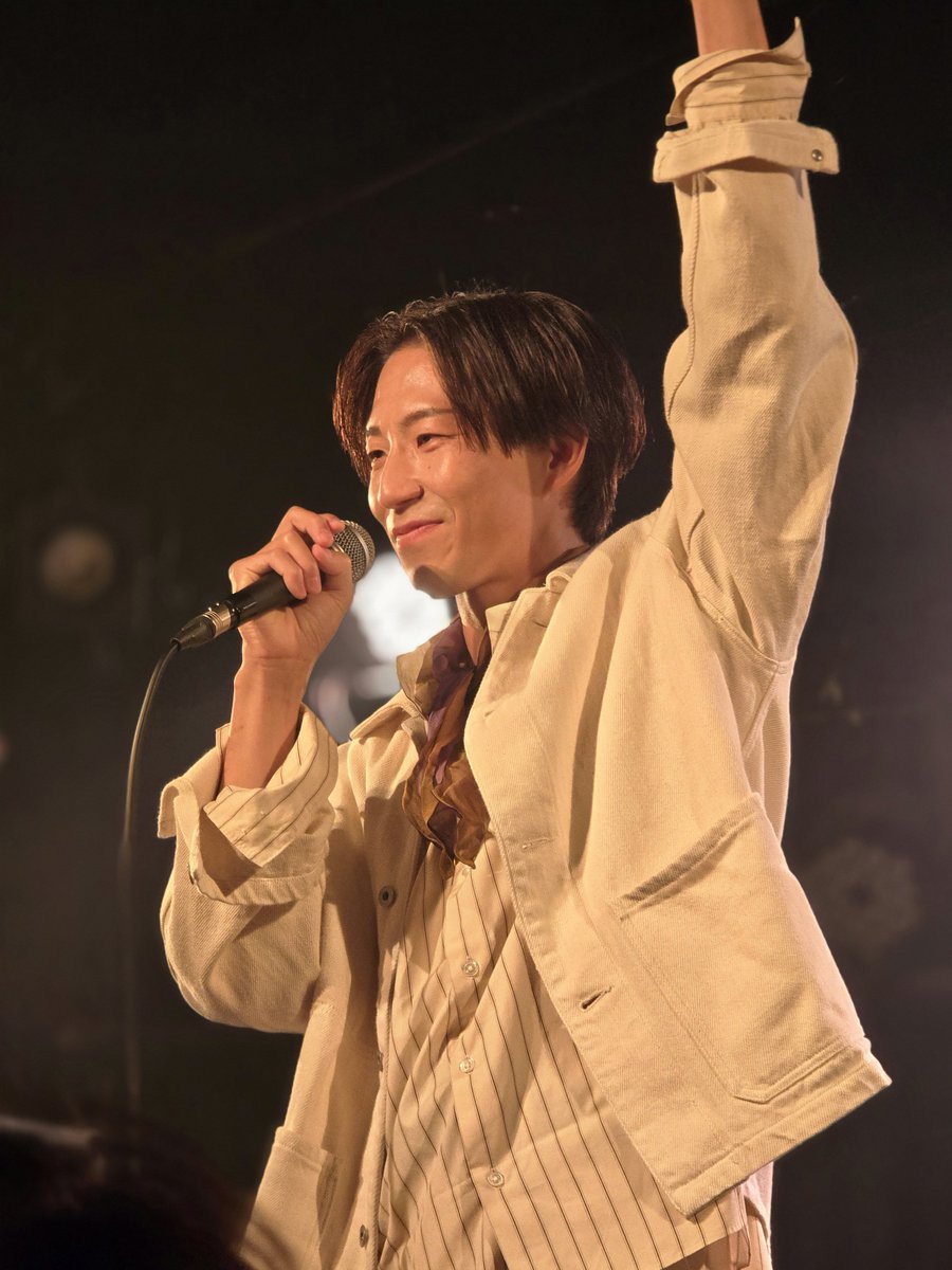 kairi3_228's tweet photo. ツアー初日 ㊗️完売✨️

キラキラの音響照明で輝く名迫さんがすっごくいい表情でまっすぐ歌ってるのを観て 色々な感情が。。🥺💓
1曲1曲ひとつも取りこぼしたくなくて全力で楽しみました🙌🎶

こんなにも愛に満ち溢れた素敵なLIVEできるのは名迫さんだからこそ✨️
めちゃかっこよかった-❣️
#名迫僚太 https://t.co/aBFMW67dzc