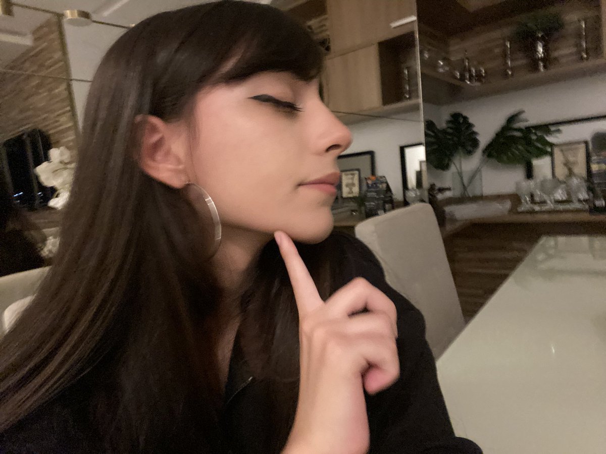 brunsongif's tweet photo. de lado mogger de frente goofy isto eh gabriella https://t.co/nuLqvTOOWt