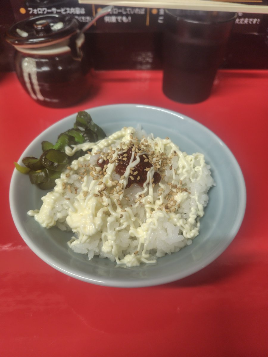 dMIDRdHxiU2BnW4's tweet photo. 川口市　濃厚豚骨とんび
味玉ラーメン
ライス
撮り溜めたアニメも8タイトル観終わりバンドリのLIVEから帰宅した娘にワンコを託し深夜の濃厚豚骨とんび☺️
提供された🍜はフォロワーサービスのネギがたっぷり🥰
松尾店長の優しさがこもった濃厚スープの美味いやつ😋
ライスはかっぱに一味の醤油漬けを乗せマヨとゴマを振りかけ食す😁
松尾店長の☺️がまたイイね👍
帰宅するとチワワが元気ない🥲
相変わらず家の🐷犬は人の腹の上をベッド代りにくつろぐ😂
この時間にガッツリ食べてしまったので明日は朝昼抜き😅
明日の夜は何食べようかな🤔