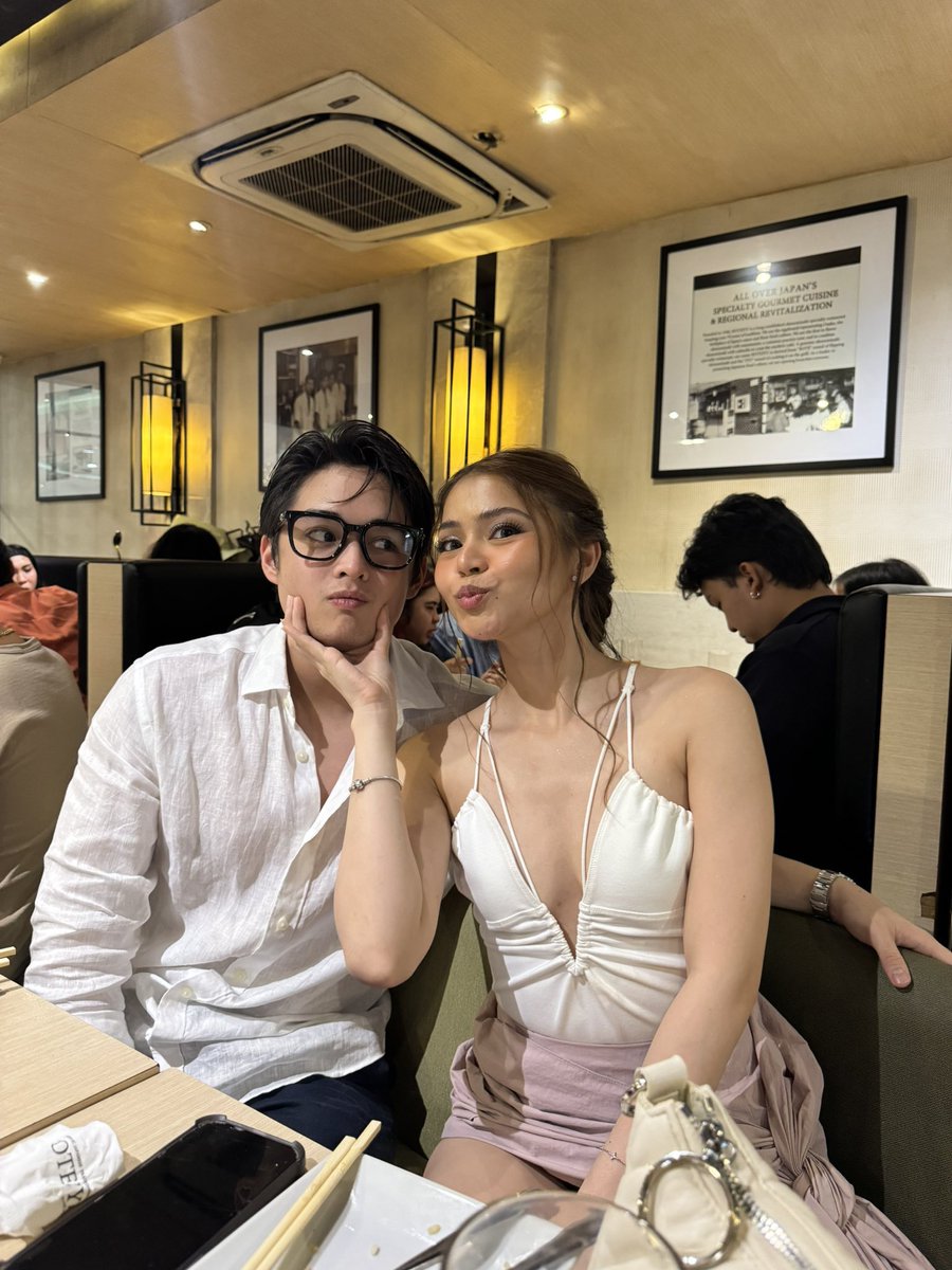 Zeezuum's tweet photo. Hindi man araw-araw na nakangiti
Ilang beses na rin tayong humihindi
'Di na mabilang ang ating mga tampuhan
Away-bati natin, 'di na namamalayan

Eto tayo...

Ngunit sa huli, palagi
Babalik pa rin sa yakap mo
Hanggang sa huli, palagi
Pipiliin kong maging sa 'yo....

#Lancebrey https://t.co/sWNmXTmCwT